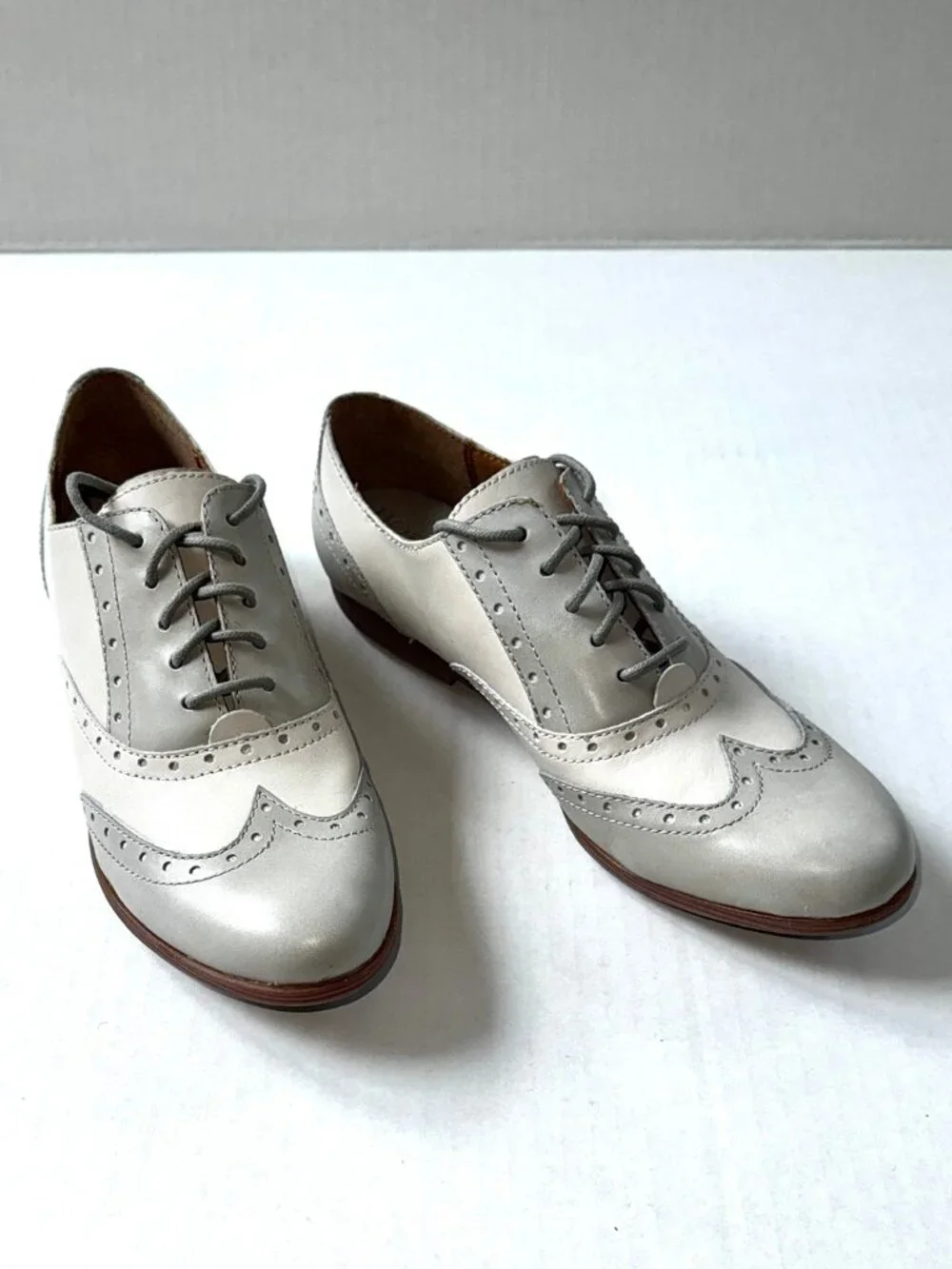 Born Womens Ashleigh Wingtip Oxford Loafers - Grey White Leather - Size 9.5 NEW
